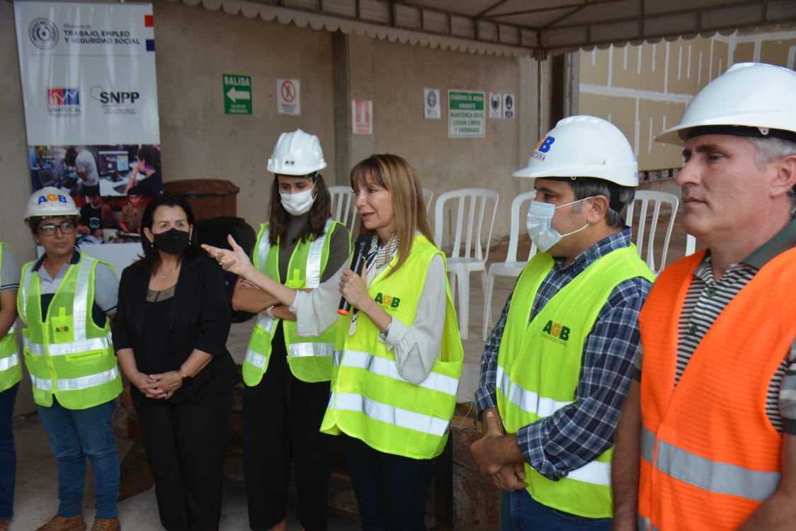 Ministerio de Trabajo capacita en albañilería a obreros de una empresa de construcción 2